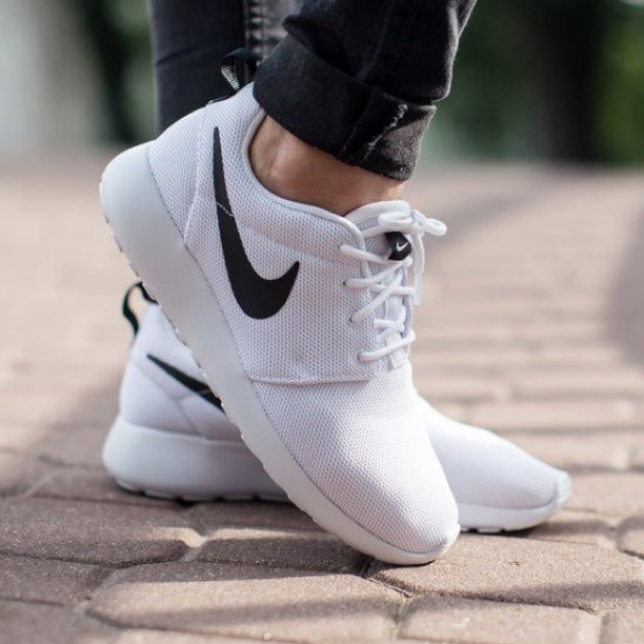 new roshe sneakers